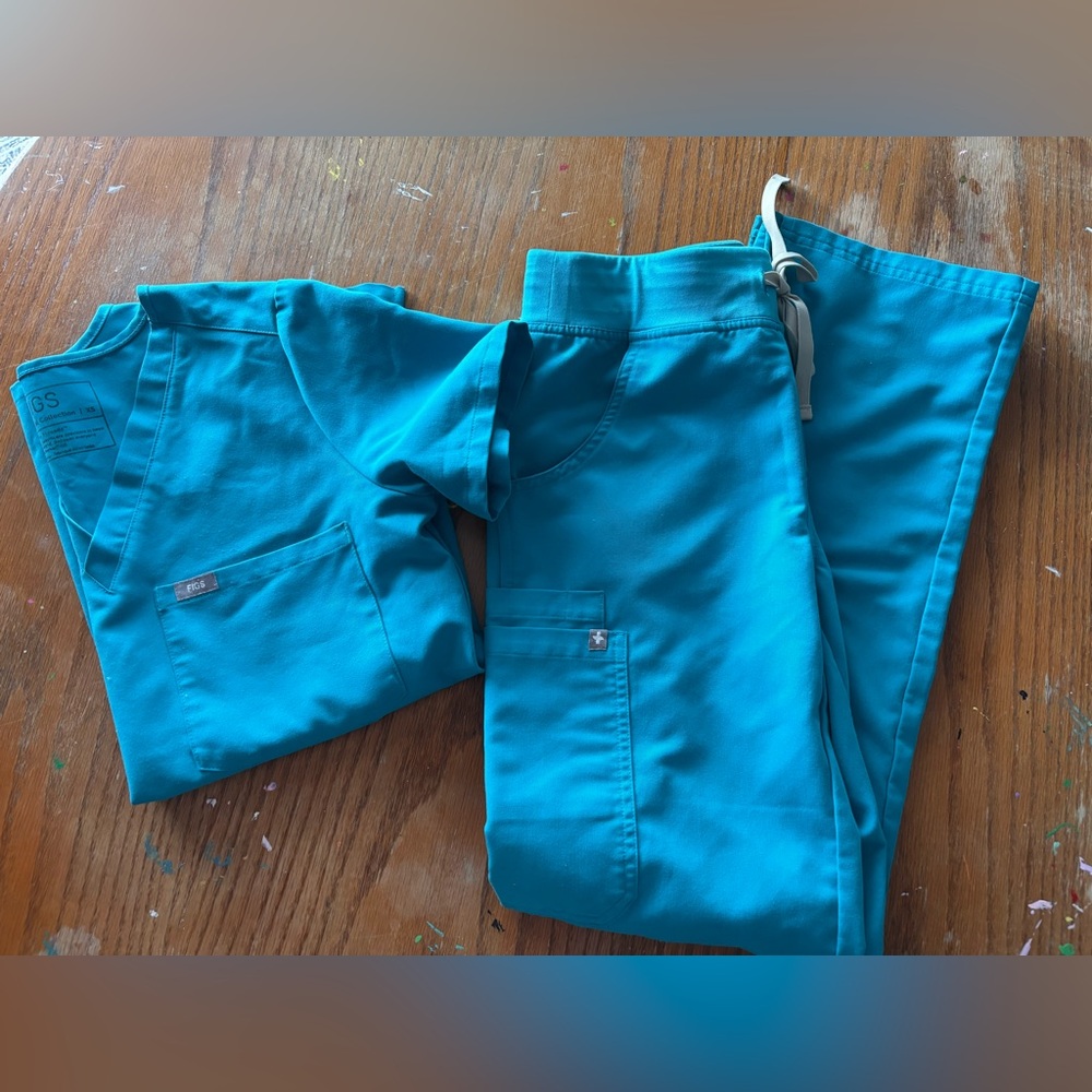 Figs Teal Kade pants and one pocket top XS
